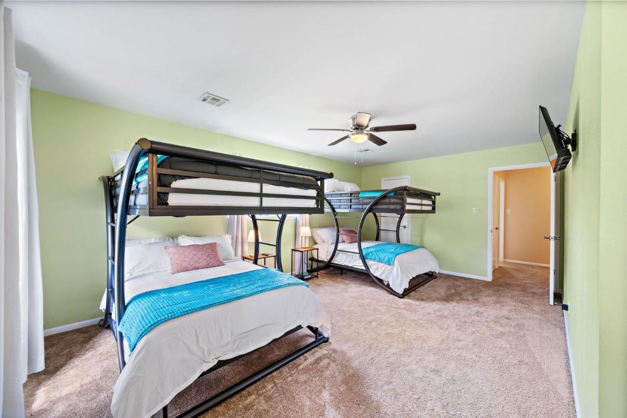 Villa Pool Oasis Games Wifi Bbq Yard Sleep 16 Houston Esterno foto